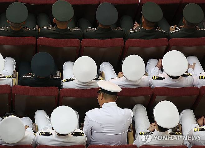전우 떠나보내는 슬픔 (포항=연합뉴스) 윤관식 기자 = 1일 경북 포항시 해군 항공사령부 강당에서 엄수된 '해군 P-3CK 917호기 순직자 영결식'에서 해군 장병들이 눈물을 흘리고 있다. 2025.6.1 psik@yna.co.kr