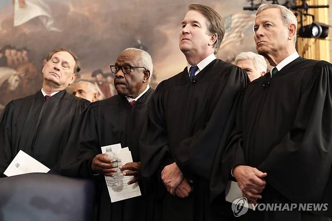도널드 트럼프 대통령의 취임식에 참석한 미국 대법관들 [EPA 연합뉴스 자료사진. 재판매 및 DB 금지]