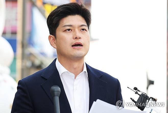 사전투표 관련 기자회견하는 김용태 비상대책위원장 (화성=연합뉴스) 홍기원 기자 = 국민의힘 김용태 비상대책위원장이 30일 경기도 화성시 동탄역 인근에서 사전투표 관련 기자회견을 하고 있다. 2025.5.30 xanadu@yna.co.kr