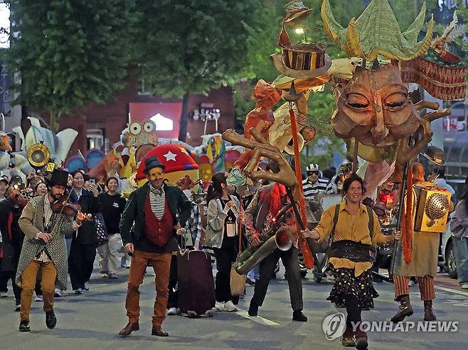 춘천세계인형극제 '퍼펫 카니발' 퍼레이드 [연합뉴스 자료사진]