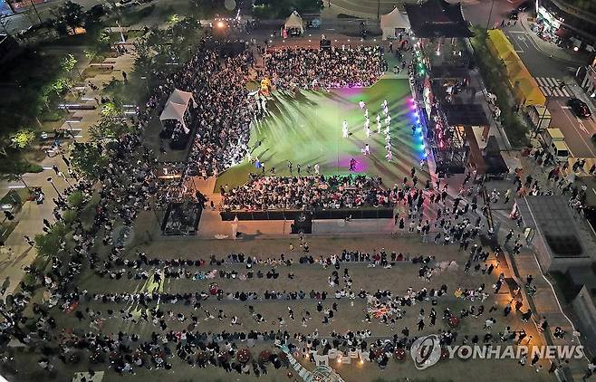 춘천세계인형극제 화려한 개막쇼 [연합뉴스 자료사진]