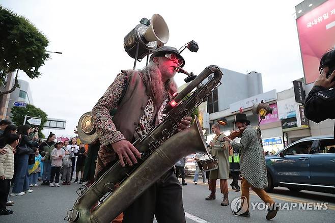 춘천세계인형극제 개막 퍼레이드 [춘천시 제공.재판매 및 DB 금지]