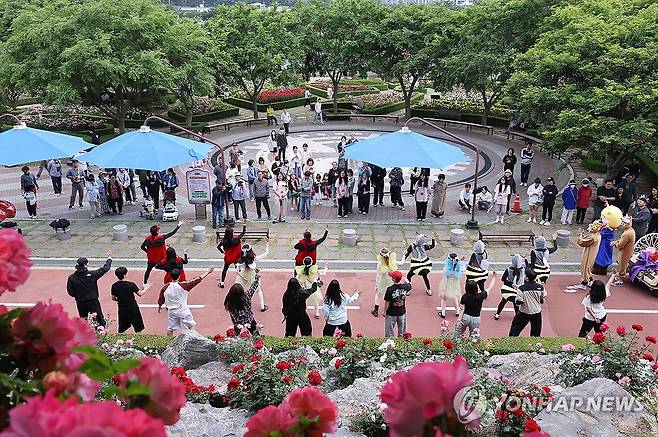 장미꽃길 걸어요…삼척장미축제 (삼척=연합뉴스) 지난 23일 강원 삼척시 장미공원 일원에서 개막한 '2025 삼척장미축제'에서 시민과 관광객이 참여하는 꽃길런이 펼쳐지고 있다.
    삼척장미축제는 6월 1일까지 계속된다. 2025.5.24 [삼척시 제공. 재판매 및 DB 금지] yoo21@yna.co.kr
