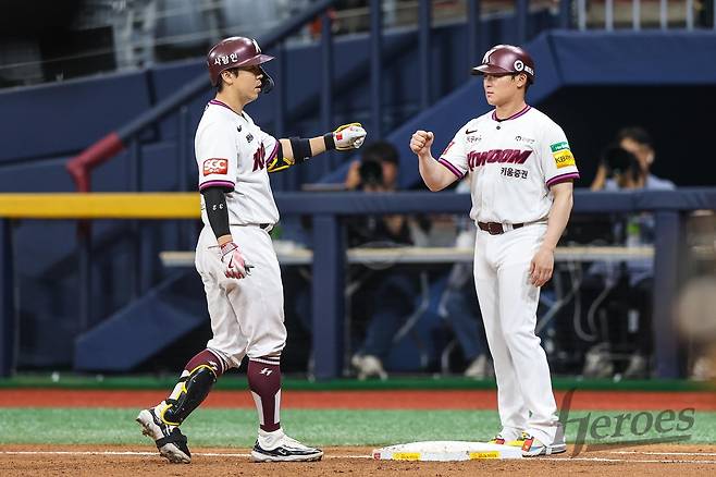 2회 결승 적시타를 친 키움 김재현(왼쪽) [키움 히어로즈 제공. 재판매 및 DB 금지]