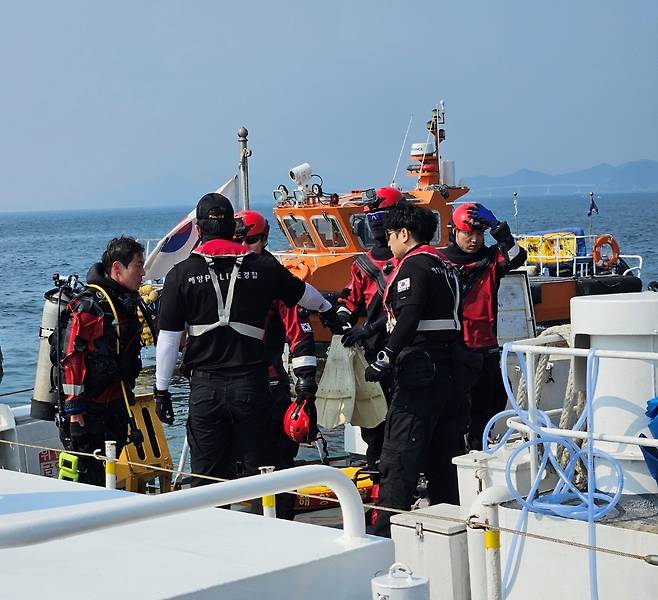 사고 현장에 출동한 평택해경 구조대 [평택해경 제공. 재판매 및 DB 금지]