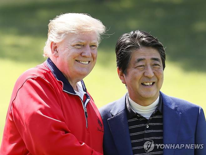 골프장에서 만난 트럼프 대통령과 아베 신조 총리(2019년) [EPA 연합뉴스 자료사진. 재판매 및 DB 금지]