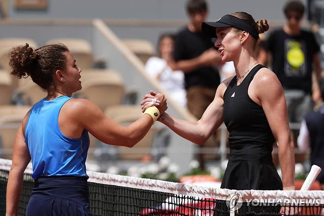 파올리니와 악수하는 스비톨리나 [AFP=연합뉴스]