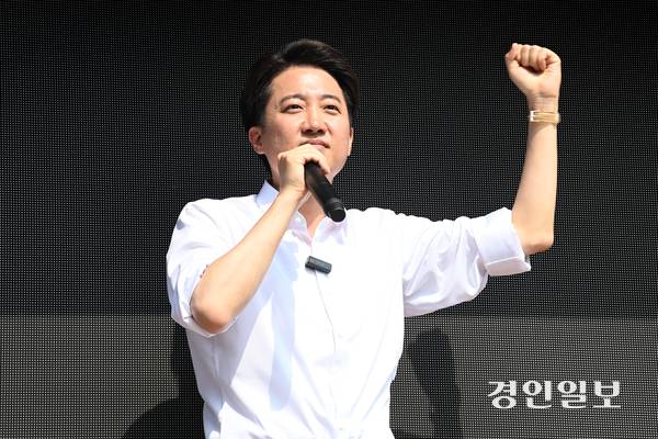 이준석 개혁신당 대선 후보가 1일 오후 화성시 동탄호수공원에서 열린 유세에서 유권자에게 지지를 호소하고 있다. 2025.6.1 /최은성기자 ces7198@kyeongin.com