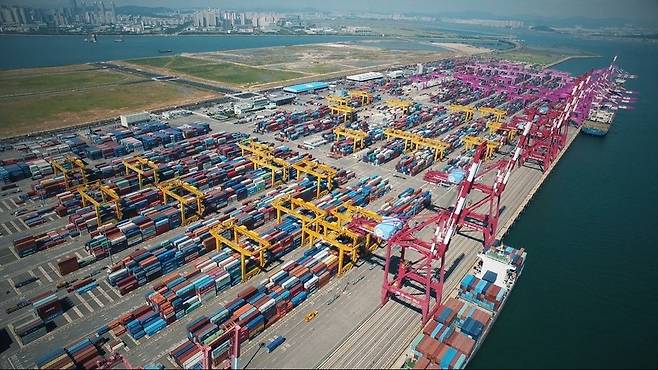 ▲ 인천신항 컨테이너 터미널 1-1 전경.&nbsp;/사진제공=인천항만공사