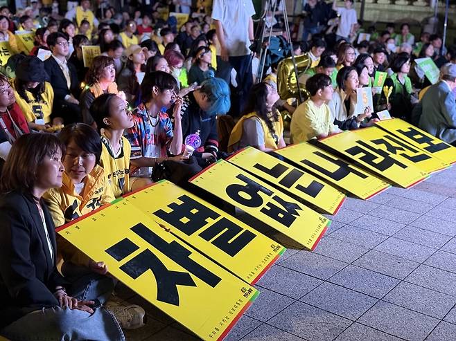 ▲ 2일 오후 서울 종로구 보신각 터에 권영국 민주노동당 대선 후보를 지지하는 시민들이 모여 유세 연설을 듣고 있다.