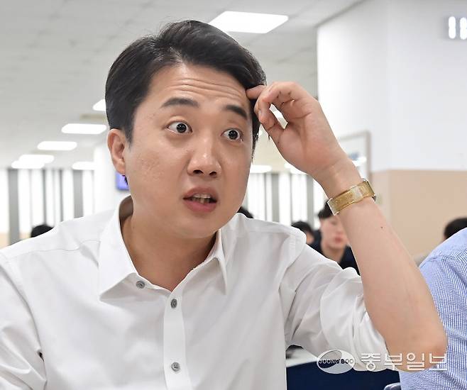 이준석 개혁신당 대선 후보가 제21대 대통령선거를 하루 앞둔 2일 오후 시흥시 정왕동 한국공학대학교에서 열린 '학식먹자 이준석' 행사에서 학식을 먹으며 학생들과 대화하고 있다. 임채운기자