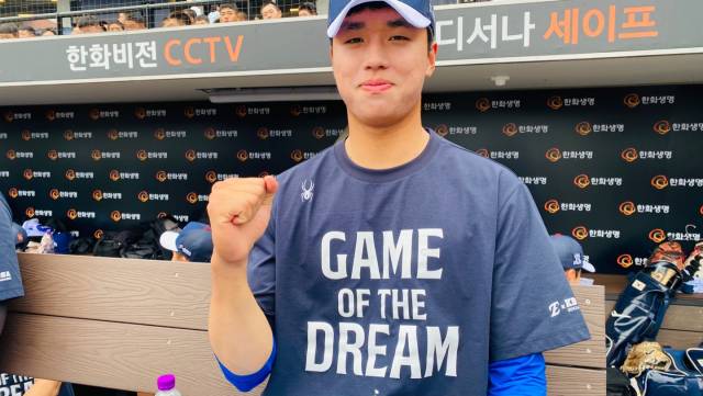 부산고 안지원이 고교- 대학야구 올스타전이 진행 중인 한화생명 볼파크 덕아웃에서 인터뷰를 진행하고 있다.. 사진=최광현 수습 기자