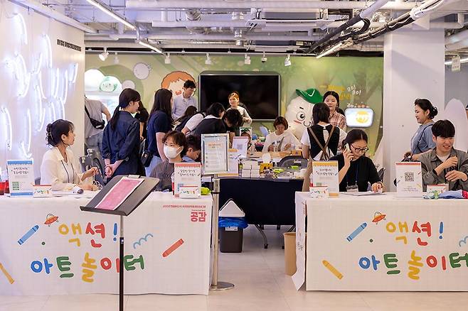 광주시가 전일빌딩245에서 문화체험 특화 프로그램 ‘공감’을 오는 11월까지 운영한다. 한강 작가의 ‘소년이 온다’에서 영감을 받은 인문 투어를 비롯해 전일빌딩 245 입주 기관과 연계한 인문 강연 ‘전일245 클래스’, ‘책 읽어주는 여자·남자’ 등 인문 중심 콘텐츠를 선보일 예정이다. 사진 위로부터 전일스테이지 공연 모습, ‘액션! 아트놀이터’ 체험 행사.<광주시 제공>