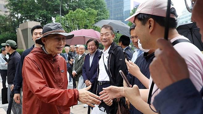 이명박 전 대통령이 청계천 복원 20주년을 맞아 2일 서울 종로구 청계천을 산책하며 시민들과 인사하고 있다. /연합뉴스
