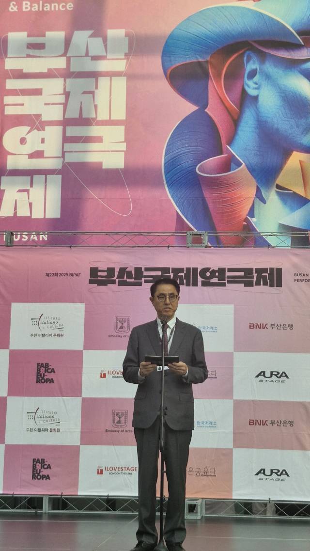 손병태 제22회 부산국제연극제 집행위원장이 1일 오후 부산 해운대구 영화의전당에서 진행된 폐막식에서 감사 인사를 하고 있다. 김희돈 기자