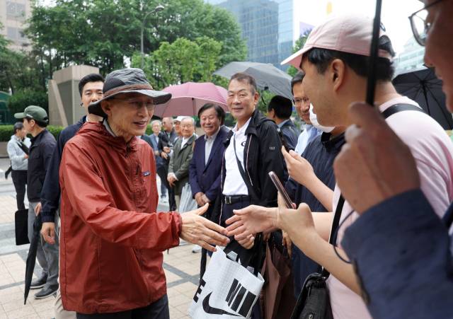 이명박 전 대통령이 청계천 복원 20주년을 맞아 2일 서울 종로구 청계천을 산책하며 시민들과 인사하고 있다. 연합뉴스