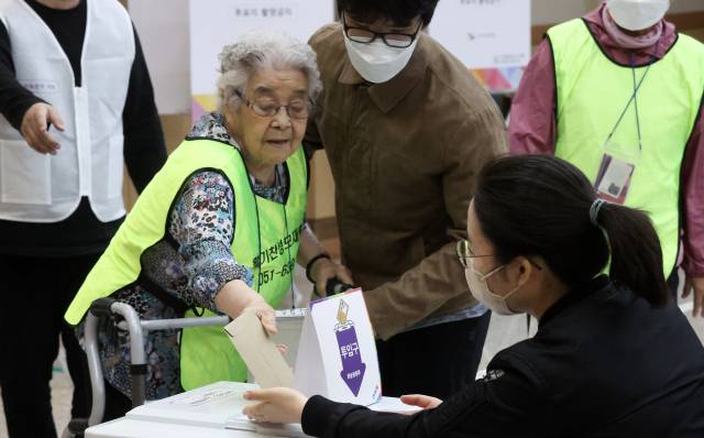 제21대 대통령선거 사전투표 첫날인 지난달 29일 부산 남구 용호4동 주민센터에 마련된 사전투표소를 찾은 유권자가 소중한 한 표를 행사하고 있다. 김종진 기자 kjj1761@