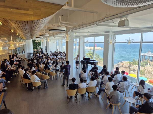 5월 29일부터 6월 1일까지 3박 4일간 진행된 포항 청하중학교와 중국청도은하학교 국제교류 중 이를 기념하기 위한 관송학생오케스트라 공연이 진행되는 모습. 포항 청하중학교 제공