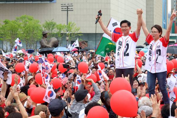 국민의힘 김문수 대선 후보가 2일 오후 대구 동구 동대구역 광장에서 열린 집중 유세에서 딸 동주씨와 함께 시민들의 지지를 호소하고 있다. 정훈진 기자 jhj131@kyongbuk.com