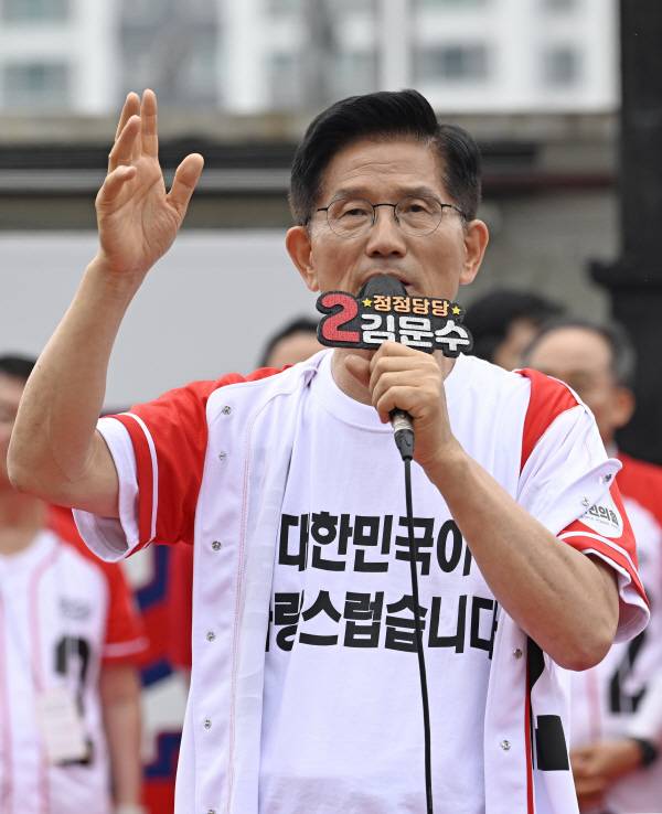 국민의힘 김문수 대선 후보가 2일 오후 대구 동구 동대구역 광장에서 열린 집중 유세에서 지지를 호소하고 있다. 정훈진 기자 jhj131@kyongbuk.com