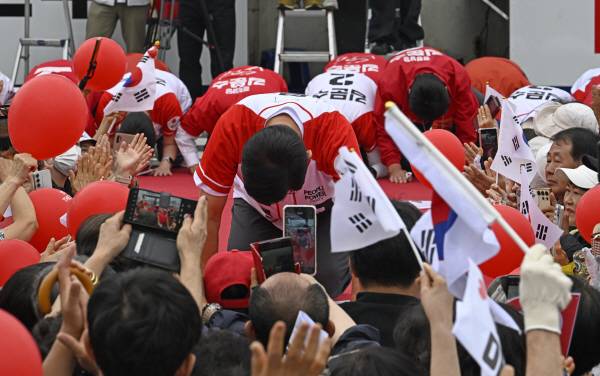 국민의힘 김문수 대선 후보가 2일 오후 대구 동구 동대구역 광장에서 열린 집중 유세에서 큰 절을 올리고 있다. 정훈진 기자 jhj131@kyongbuk.com