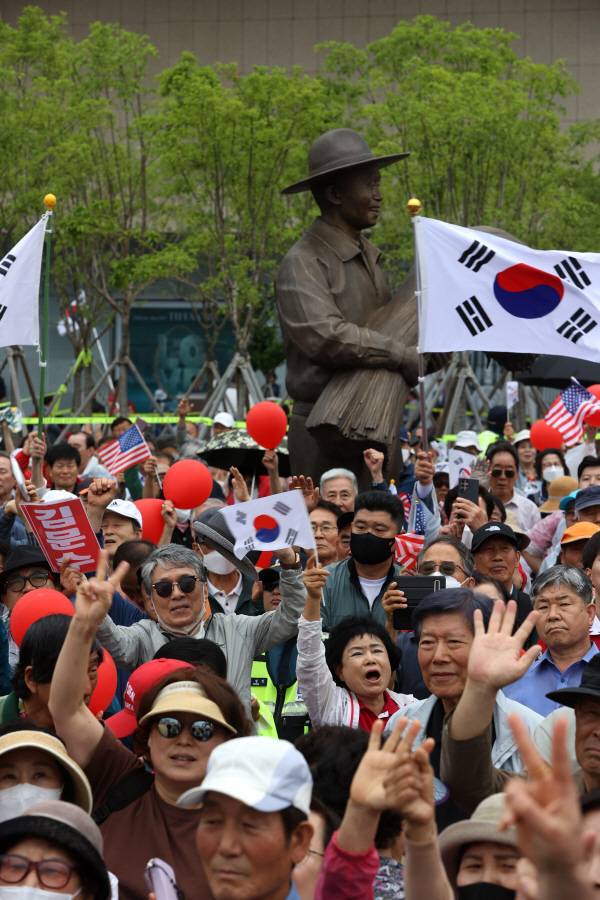 2일 오후 대구 동구 동대구역 광장에서 열린 국민의힘 김문수 대선 후보 집중 유세에서 김문수 후보 지지자 및 시민들이 후보를 응원하고 있다. 정훈진 기자 jhj131@kyongbuk.com