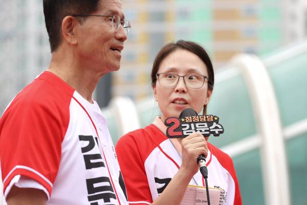 2일 오후 대구 동구 동대구역 광장에서 열린 국민의힘 김문수 대선 후보 집중 유세에서 딸 동주씨가 힘을 보태고 있다. 정훈진 기자 jhj131@kyongbuk.com
