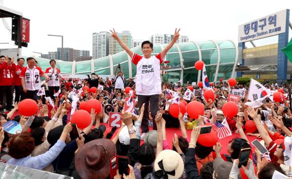 국민의힘 김문수 대선 후보가 2일 오후 대구 동구 동대구역 광장에서 열린 집중 유세에서 지지를 호소하고 있다. 정훈진 기자 jhj131@kyongbuk.com