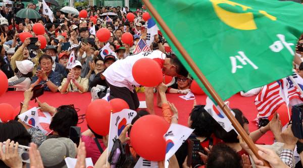 국민의힘 김문수 대선 후보가 2일 오후 대구 동구 동대구역 광장에서 열린 집중 유세에서 시민들에게 큰 절을 올리고 있다. 정훈진 기자 jhj131@kyongbuk.com