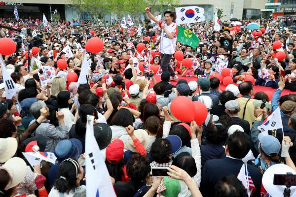 국민의힘 김문수 대선 후보가 2일 오후 대구 동구 동대구역 광장에서 열린 집중 유세에서 지지를 호소하고 있다. 정훈진 기자 jhj131@kyongbuk.com