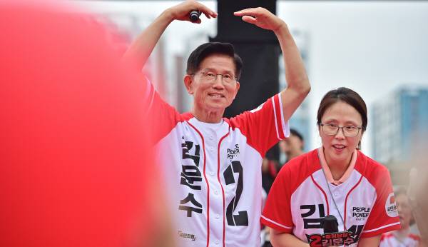 국민의힘 김문수 대선 후보가 2일 오후 대구 동구 동대구역 광장에서 열린 집중 유세에서 지지를 호소하고 있다. 정훈진 기자 jhj131@kyongbuk.com