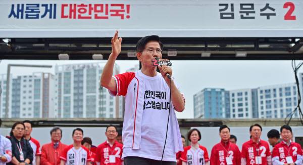 국민의힘 김문수 대선 후보가 2일 오후 대구 동구 동대구역 광장에서 열린 집중 유세에서 지지를 호소하고 있다. 정훈진 기자 jhj131@kyongbuk.com