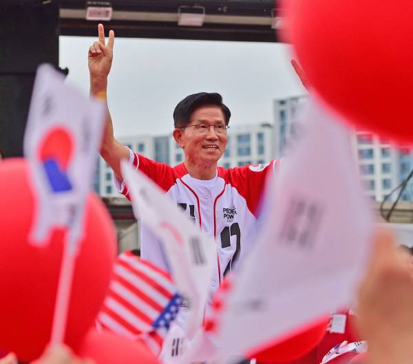 국민의힘 김문수 대선 후보가 2일 오후 대구 동구 동대구역 광장에서 열린 집중 유세에서 지지를 호소하고 있다. 정훈진 기자 jhj131@kyongbuk.com