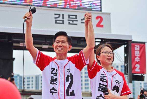 국민의힘 김문수 대선 후보가 2일 오후 대구 동구 동대구역 광장에서 열린 집중 유세에서 딸 동주씨와 함께 시민들의 지지를 호소하고 있다. 정훈진 기자 jhj131@kyongbuk.com