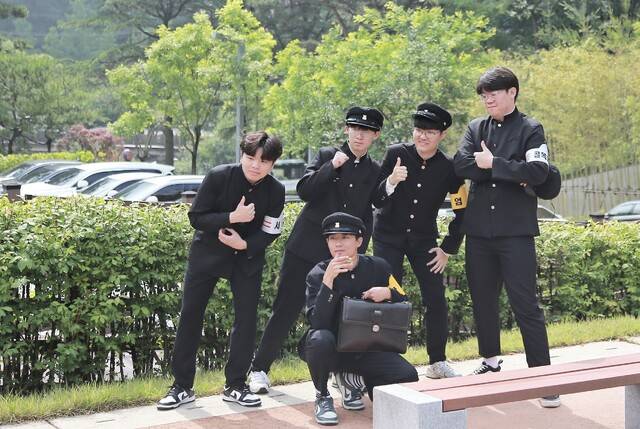 구미 금오산 자락에 있는 구미성리학역사관이 최근 중고등학교 학생들의 졸업앨범 장소로 큰 인기를 얻고 있다. 구미지역 한 고등학교 3학년 학생들이 옛날 교복을 입고 졸업사진을 찍고 있다. 구미시 제공