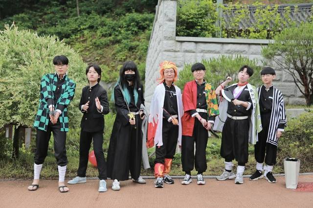 구미 금오산 자락에 있는 구미성리학역사관이 최근 중고등학교 학생들의 졸업앨범 장소로 큰 인기를 얻고 있다. 구미지역 한 고등학교 3학년 학생들이 웹툰 캐릭터 복장을 하고 졸업사진을 찍고 있다. 구미시 제공