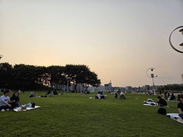노을이 지기 시작하는 대구 코오롱야외음악당 잔디밭은 평화로운 이들의 쉼터가 되고 있다. 권예인 인턴