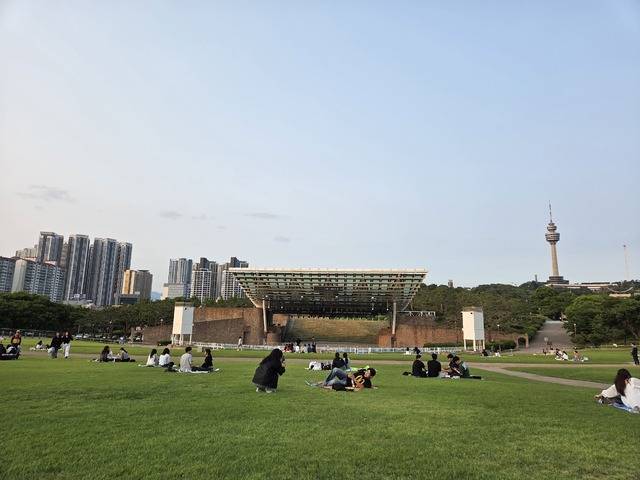 쉬어갈 수 있는 돗지리도 팔고 간단한 먹거리로 해결할 수 있다. 6월의 장미향을 맡으며 잔디밭 통닭도 맛볼 수 있다. 권예인 인턴