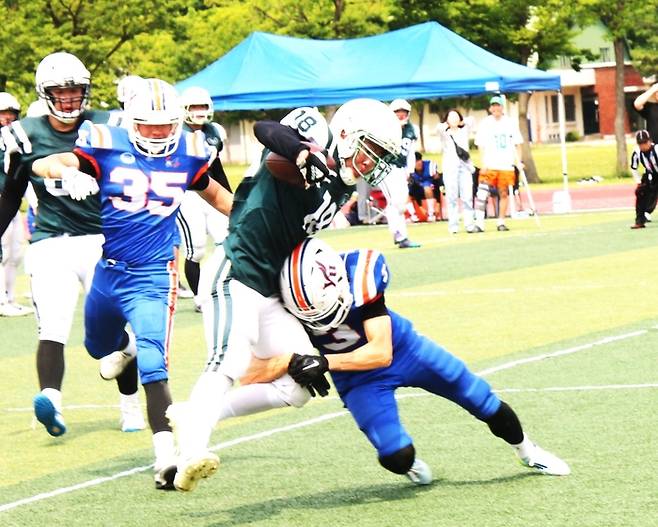 지난달 30일 영남대 구장에서 열린 대구대와 영남대 경기에서 영남대 수비수 권지훈이 대구대 리시버 김진호을 강력한 택클로 저지 시키고 있다. <대구경북미식축구협회 제공>