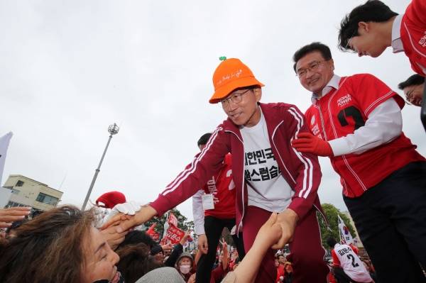 감귤 모양의 모자를 쓴 김문수 후보가 2일 제주도민들과 악수를 하며 지지를 호소했다. 제주도사진기자회 고봉수 기자