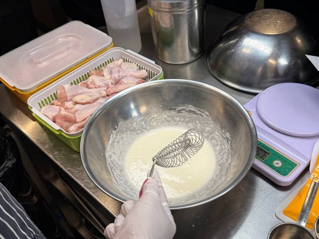 교촌치킨 '간장 한 마리'를 만들기 위해 튀김 반죽을 하고 있는 모습./사진=윤서영 기자 sy@