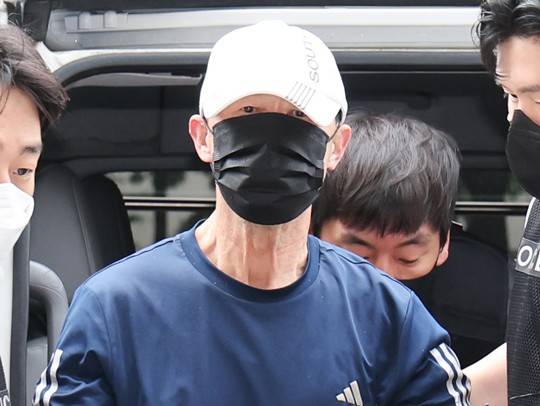 운행 중인 서울지하철 5호선 열차에서 불을 지른 원 모 씨가 2일 서울 양천구 서울남부지법에서 열린 구속 전 피의자 심문(영장실질심사)에 출석하고 있다.(사진/뉴스1)