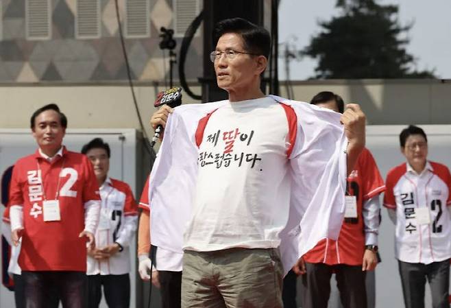 김문수 국민의힘 대선 후보가 1일 경기 수원컨벤션센터 광장에서 열린 유세에서 지지를 호소하고 있는 모습. (사진=연합뉴스)