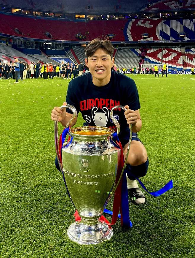 이강인(PSG)이 UCL 트로피와 함께 기념 사진을 찍고 있다. 사진=이강인 SNS