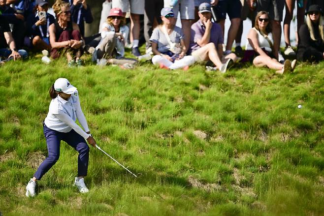 시부노 히나코(일본)가 US여자오픈 3라운드 16번홀에서 러프에서 공을 쳐내고 있다. (사진=USGA)