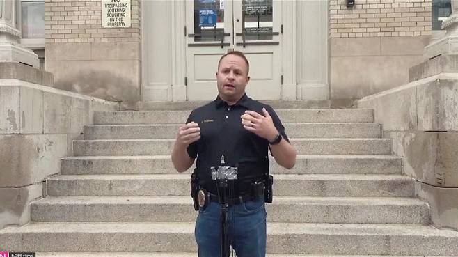 스티븐 레드펀 볼더 경찰서장이 1일(현지시간) 콜로라도주 볼더에서 발생한 사건에 대해 설명하고 있다. (사진=볼더경찰서 제공)