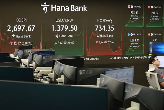 30일 서울 중구 하나은행 본점 딜링룸에서 딜러들이 업무를 보고 있다. (사진=연합뉴스)
