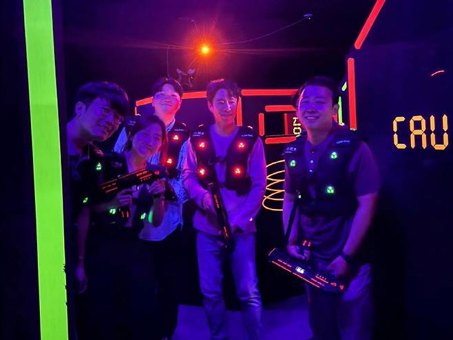 잡코리아 대외협력실 직원들이 레이저 사격 게임장에서 기념촬영을 하고 있다.(사진=잡코리아)