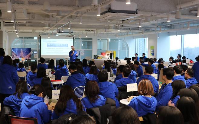 잡코리아 직원들이 연말 타운홀 미팅을 진행하는 모습.(사진=잡코리아)