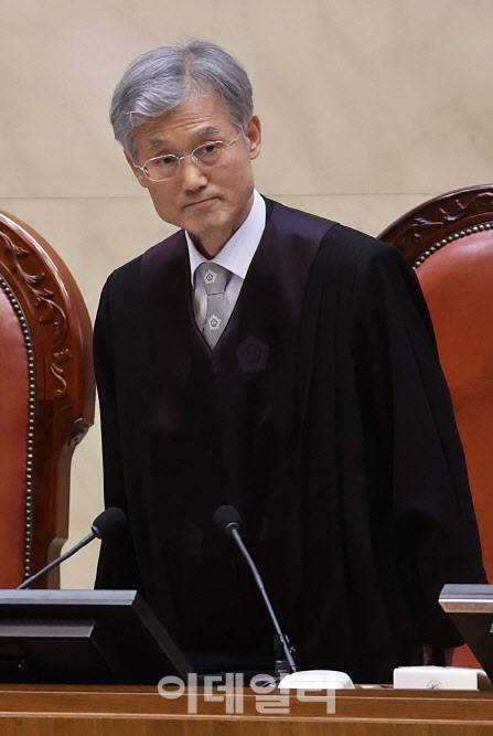 조희대 대법원장이 지난달 1일 대법원에서 이재명 더불어민주당 대선 후보의 공직선거법 위반 사건과 관련한 전원합의체 선고를 위해 대심판정에 입장하고 있다. (사진공동취재단)